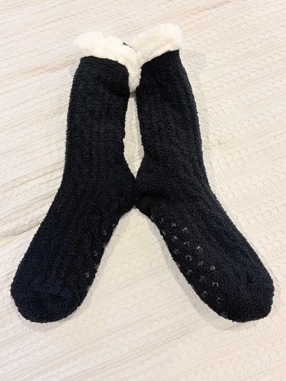 NWT! Francesca’s Women’s Fuzzy Socks with Yarn Flowers and Grips One Size